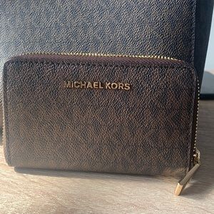 Michael Kors Jet Set Travel Signature Wallet